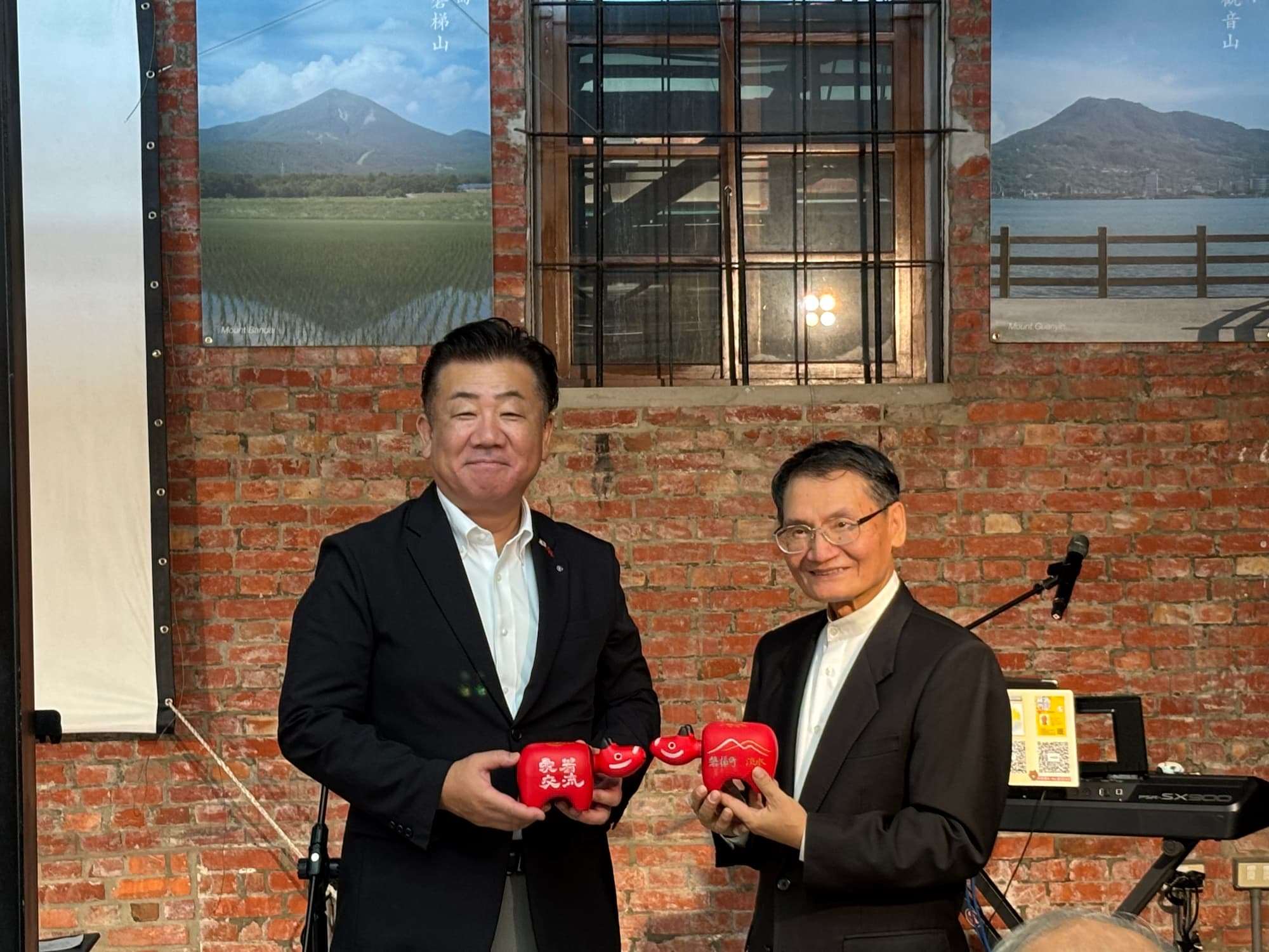 福島県磐梯町の佐藤淳一町長と淡水文化基金会の許慧明董事長（写真：本村大資）
