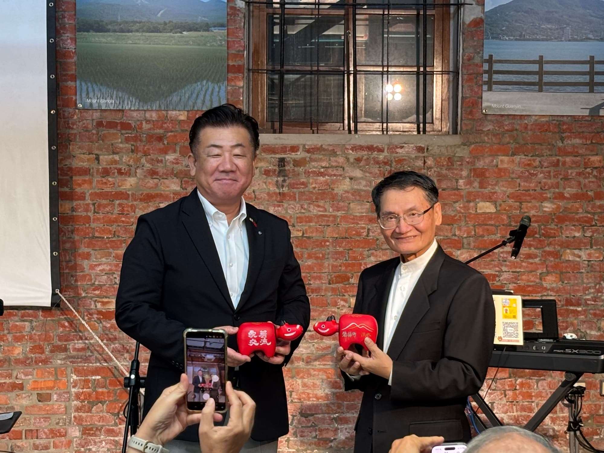 福島県磐梯町の佐藤淳一町長と淡水文化基金会の許慧明董事長（写真：本村大資）