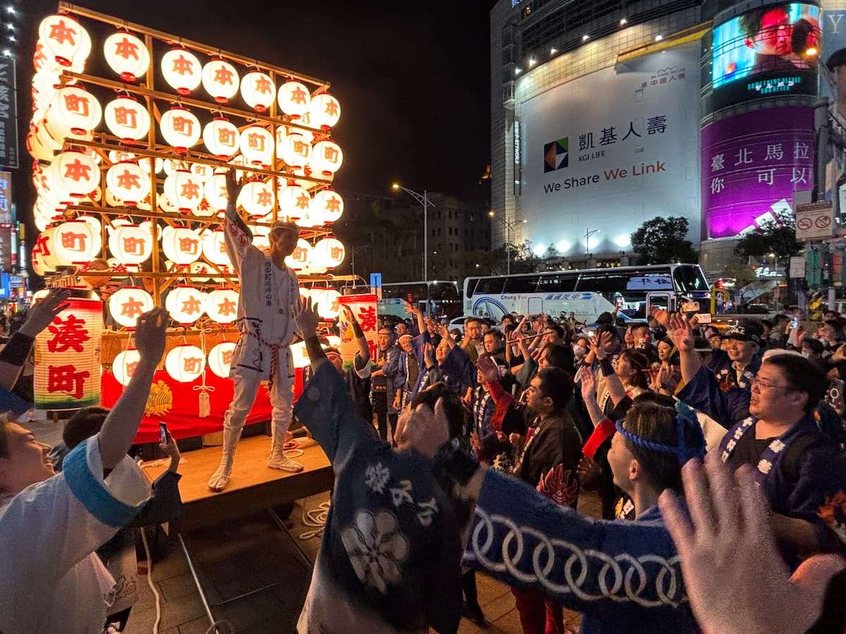 富山県高岡市伏木地区の伝統的な祭「伏木曳山祭」が北部・台北市萬華区の「艋舺青山宮」例大祭パレードに参加。台北メトロ西門駅出発時から会場は大盛り上がり（写真：本村大資）