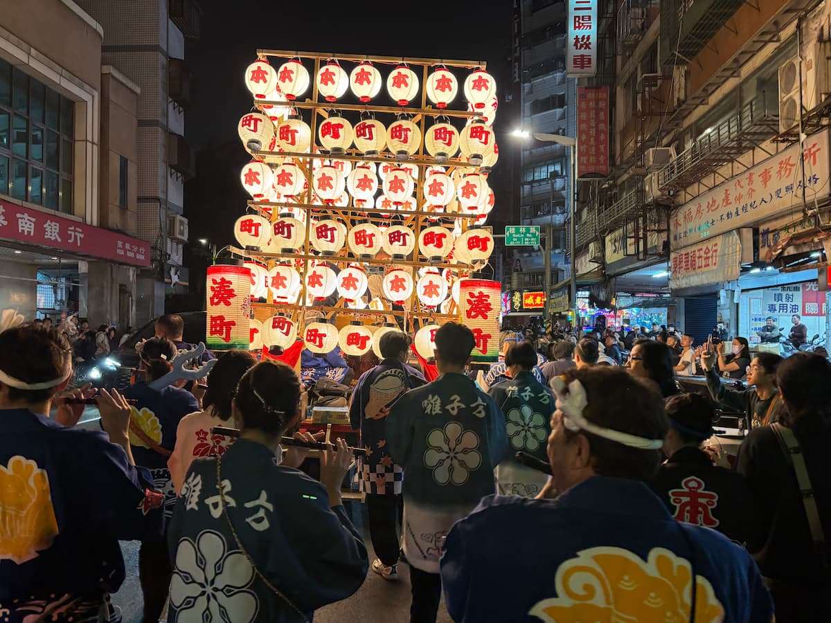 台北市萬華区の路地をパレードする曳山（写真：本村大資）