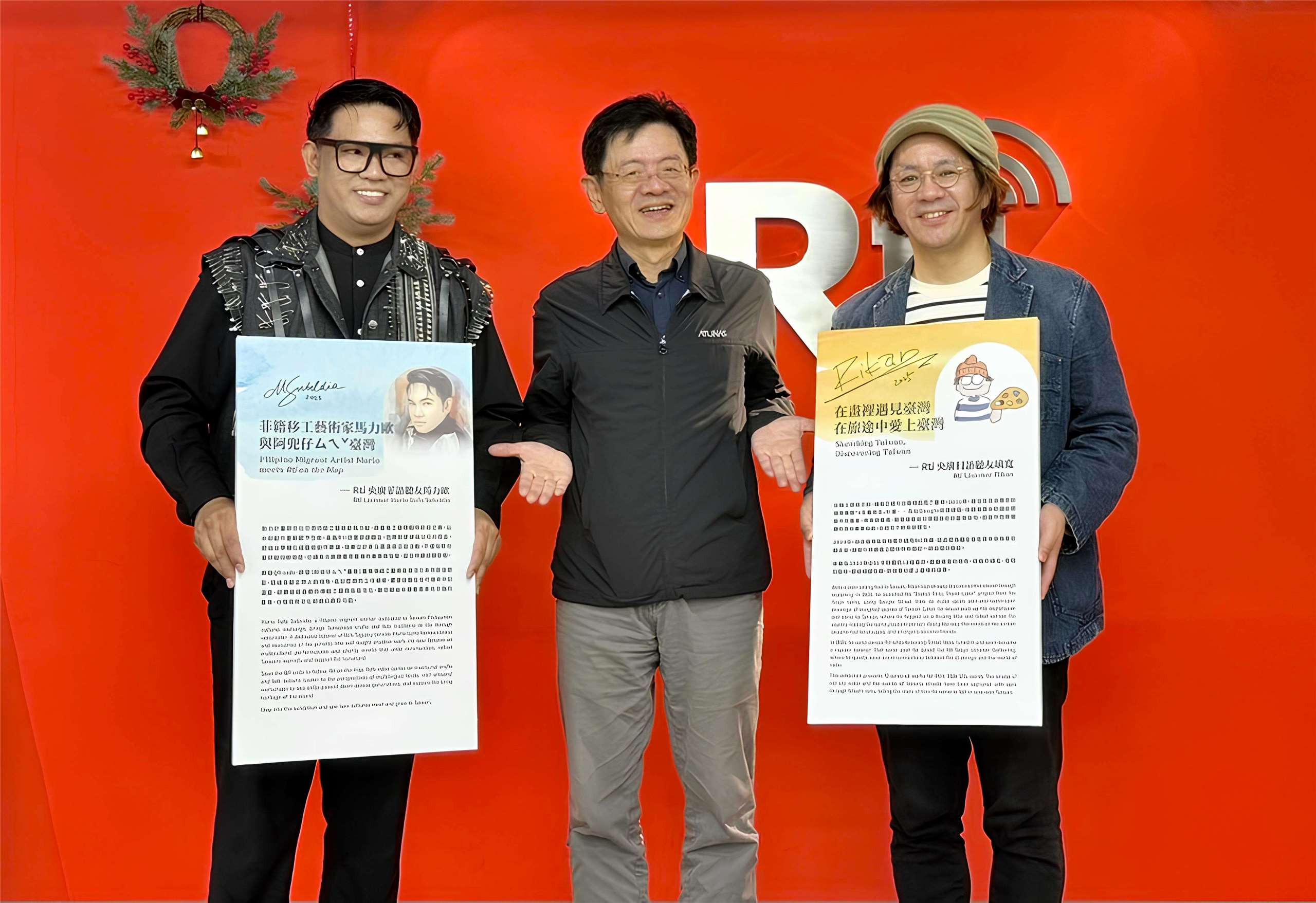 Rti中央放送局の張瑞昌・総局長（写真中央）と2026年のRtiQSLカードをデザインした璃寛さん（写真右）、カレンダーをデザインしたマリオさん（写真左）