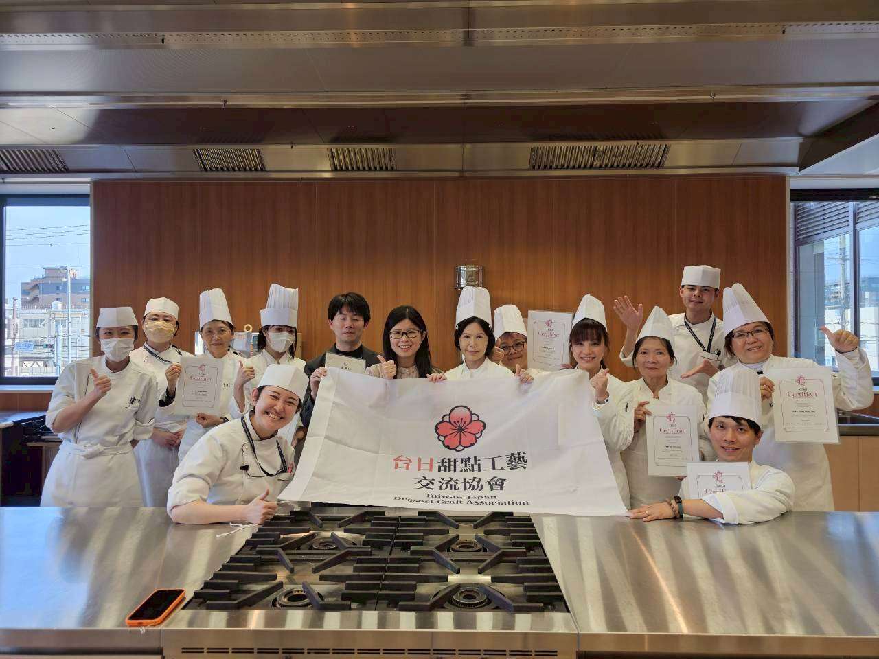 王敏華（サニー）理事長と研修団。（写真：王敏華・理事長より）