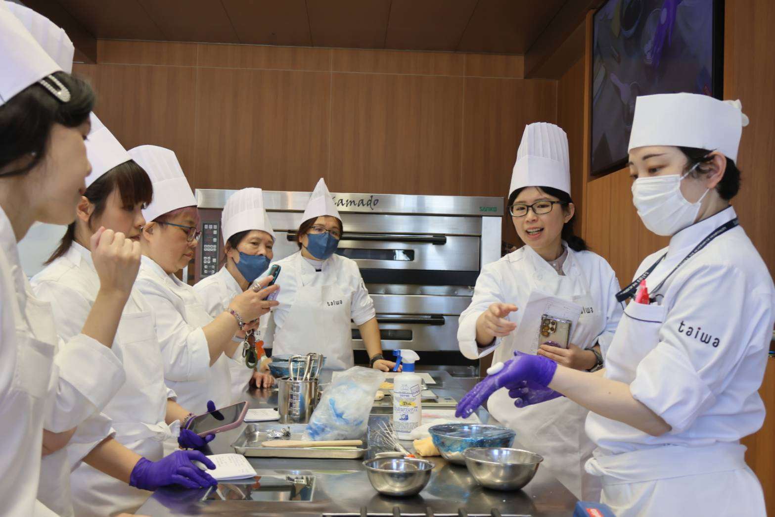 王敏華（サニー）理事長と京都菓子研修団員です。（写真：王敏華・理事長より）