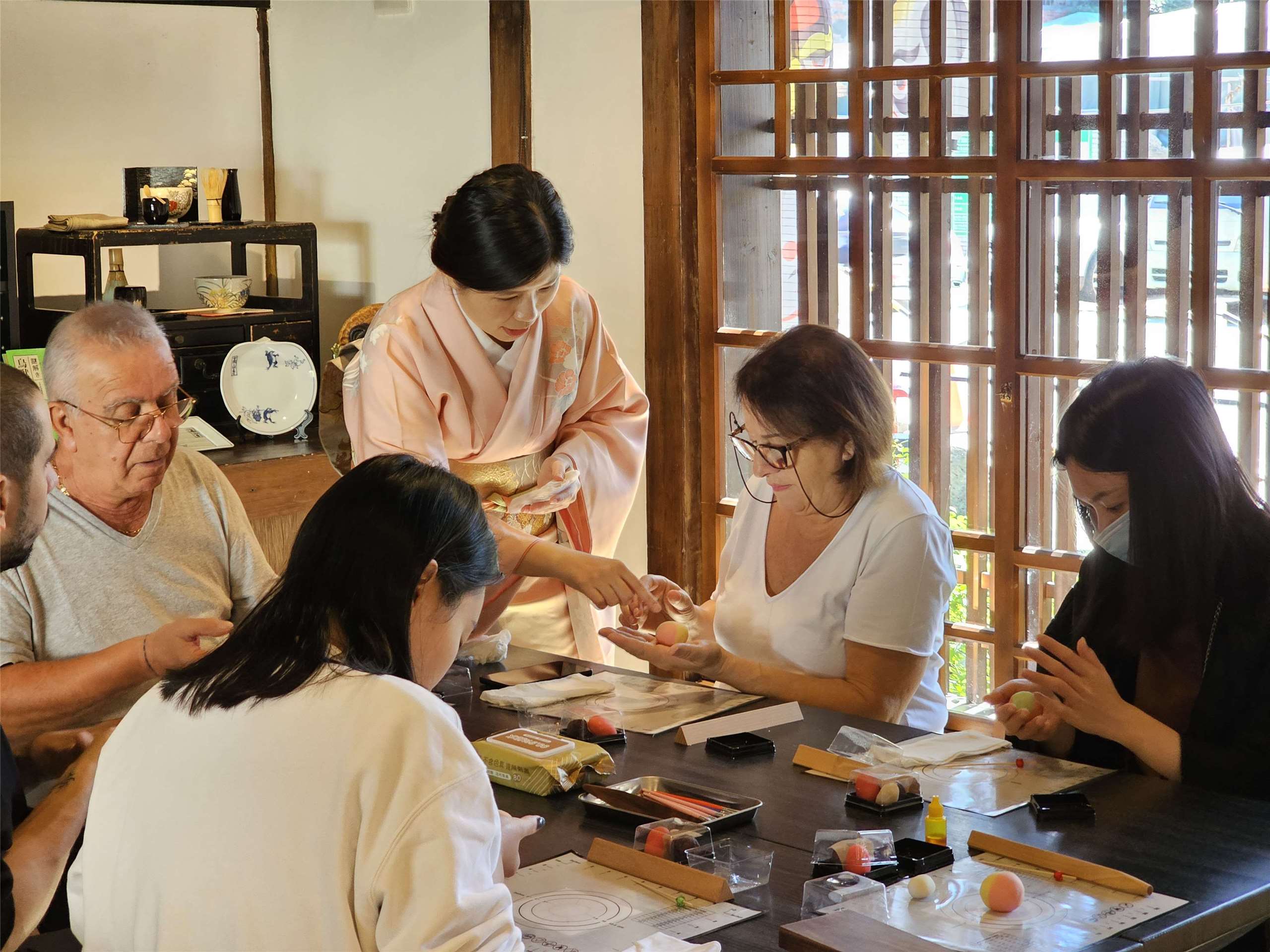 講座中の王敏華（サニー）理事長です。（写真：王敏華・理事長より）