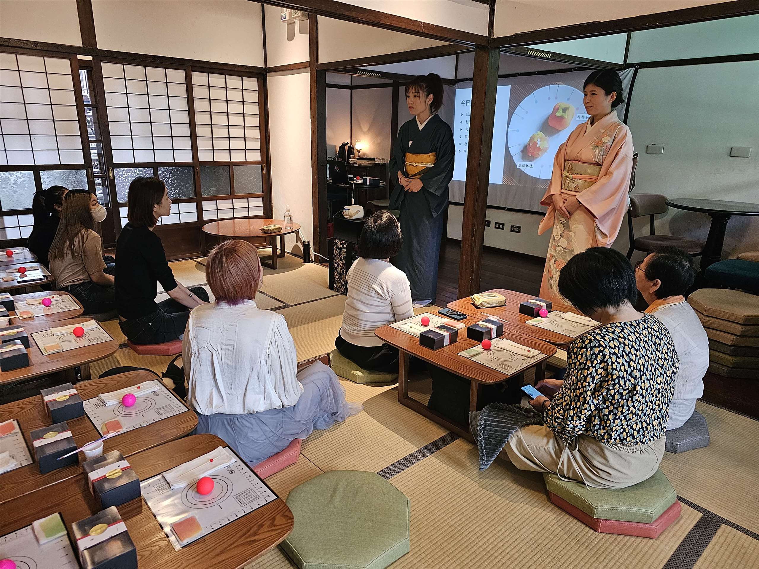 授業中の王敏華（サニー）理事長です。（写真：王敏華・理事長より）