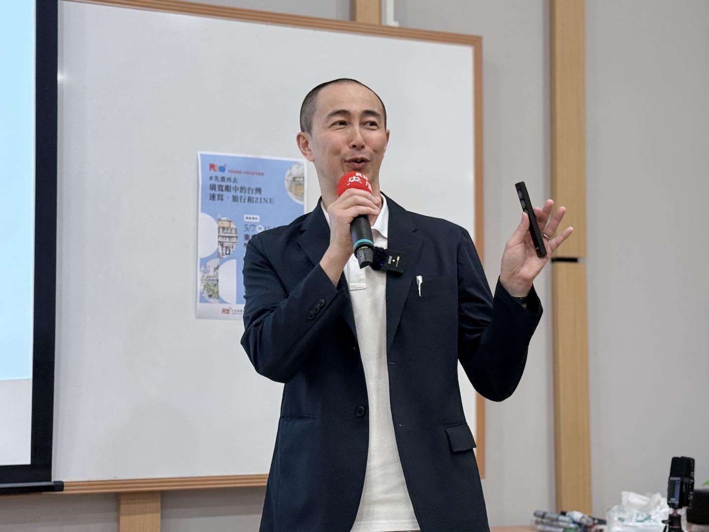 Rti中央廣播電台（中央放送局）のキャンパス巡回プロモーション、「Young Voice 100前進校園計劃（ヤング・ヴォイス100キャンパス講座）」-日本語課の本村。（写真：Rti）
