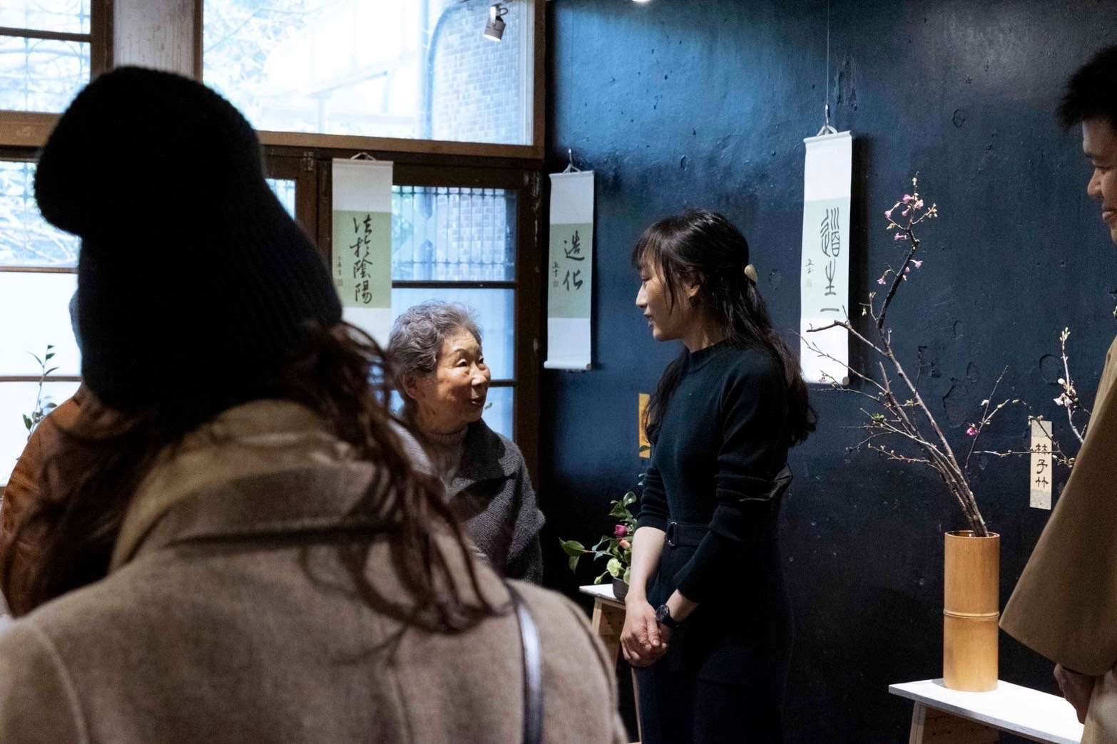 個展の光景ー林予竹（リン・ヨチク）先生です。（写真：林予竹先生より。）