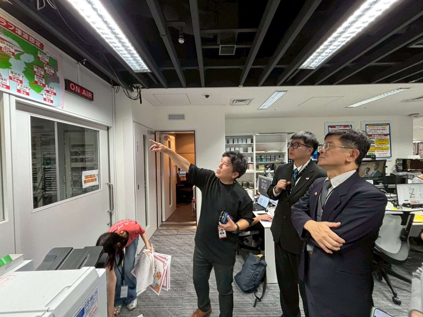 Rtiの一行は朝日放送の報道センターを見学しました。（写真：Rti）