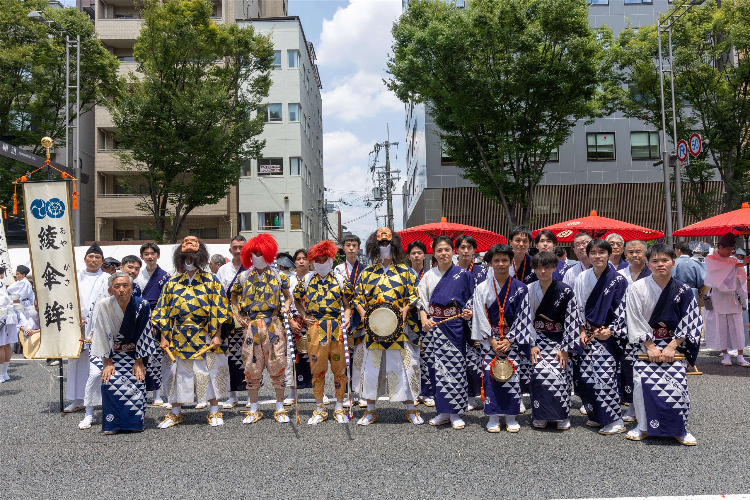 綾傘鉾保存会団体写真。（写真提供：公益財団法人綾傘鉾保存会/撮影：野村 彩也香（綾傘鉾保存会））