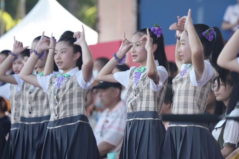 타오위안 다춘초등학교(大村國小) 합창단이 국경일 대회 예행연습에서 ‘국경예찬’ 무대를 선보이고 있다. - 사진: CNA