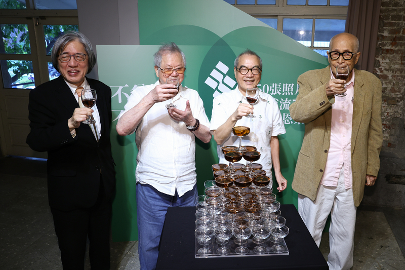 지난 9일 열린 위안류 출판사 창립 50주년 기념행사에는 왕룽원(王榮文, 우2) 사장, 그리고 출판인 덩위전(鄧維楨, 우1)과 잔홍즈(詹宏志, 좌1), 작가 황춘밍(黃春明, 좌2) 등 창립 초기의 파트너들이 대거 참석했다. - 사진: CNA