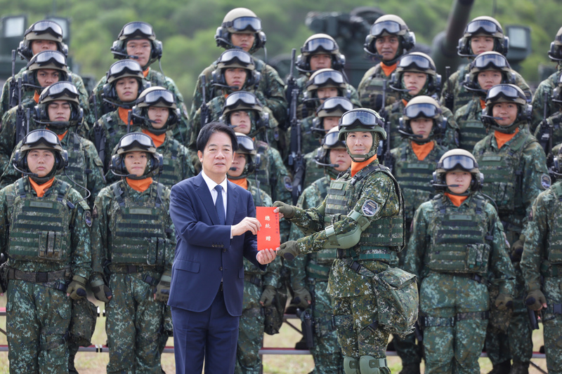 라이칭더 총통이 31일 육군 장갑 제584여단 연병 제3대대의 M1A2T 전차 창군식을 주관했다. 라이 총통은 창설 명령을 선포한 뒤 부대를 사열하고, 장병들을 격려하기 위해 격려금을 수여했다. -  사진: CNA