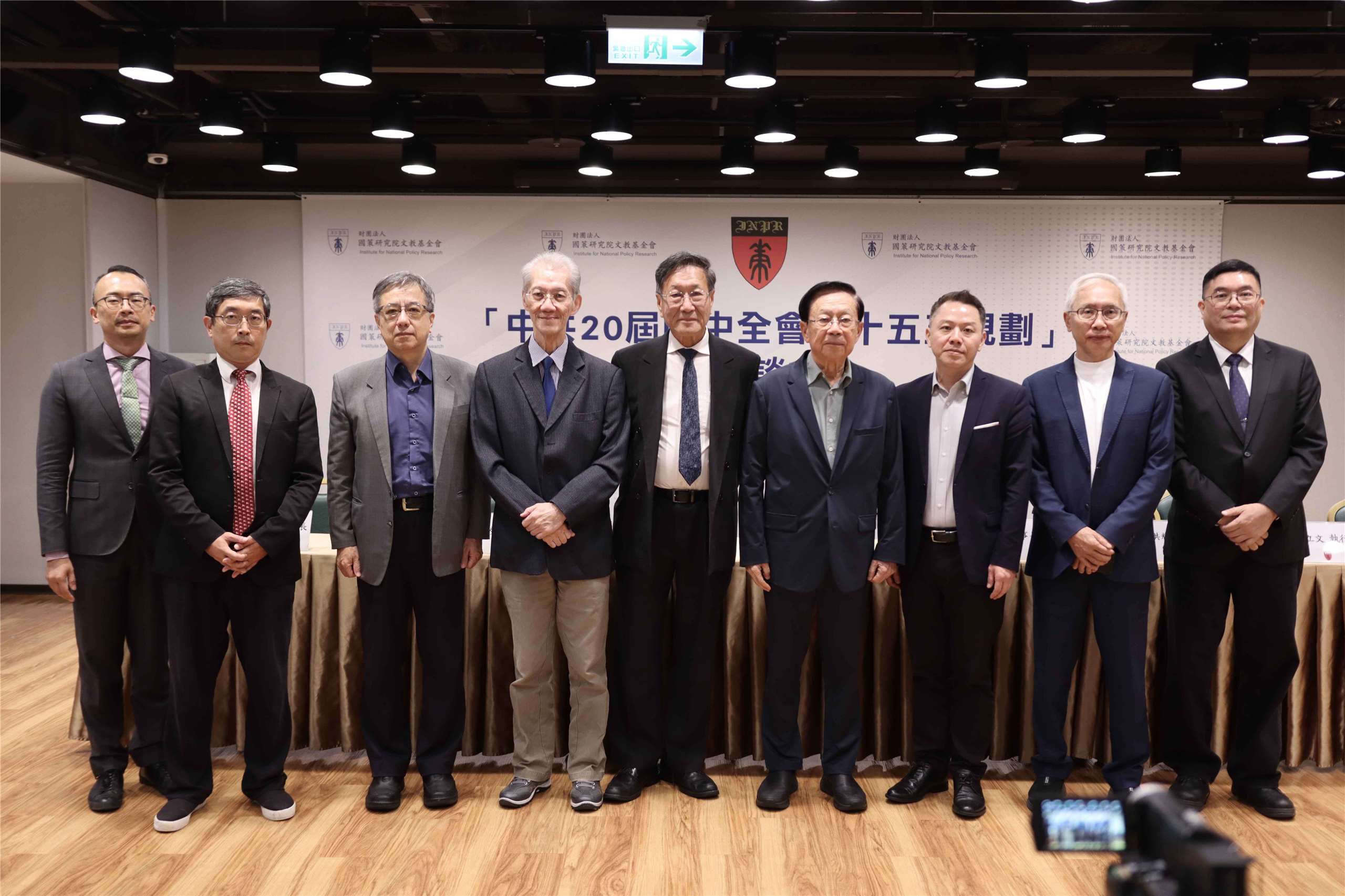 10월23일 오후, 국책연구원은 ‘중공 20기 4중전회 및 15ㆍ5 계획’ 좌담회를 개최했다. 좌로부터 국책연구원 왕홍런(王宏仁) 집행장, 사립타이베이의학대학교 장궈청(張國城) 교수, 중화경제연구원 제1연구소 류멍쥔(劉孟俊) 연구원 겸 소장, 국립타이완대학교 정치학과 밍쥐정(明居正) 명예교수, 미국 프린스턴 당대중국연구센터 청샤오농(程曉農) 이사장, 티엔홍마오(田弘茂) 국책연구원 이사장 겸 원장, 국책연구원 궈위런(郭育仁) 부원장, 아시아태평양 평화연구재단 둥리원(董立文) 집행장, 사립담강대학교 중국대륙연구센터 홍야오난(洪耀南) 부센터장. -사진: 국책연구원 제공