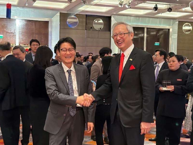 2025 대한민국 국경일 기념 리셉션 행사가 10월2일(목) 저녁 타이베이 하얏트호텔 3층 그랜드볼룸에서 거행되었다. 주타이베이한국대표부 고상욱(좌) 대표대리와 외교부 우즈중(吳志中, 우) 차관이 반갑게 인사를 나누고 있다. -사진: 중화민국 외교부 제공