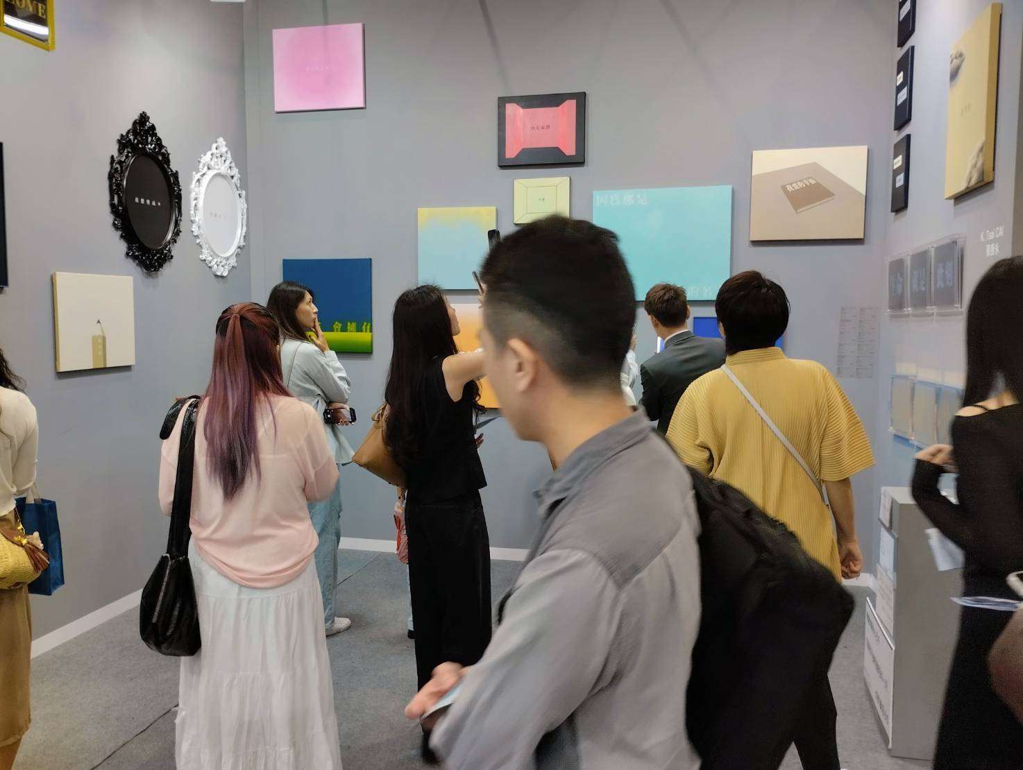 ▲컬렉터들로 북적이는 아트 타이베이 2025 화이트스톤 갤러리 부스. 차이캉용 작가의 텍스트 아트 작품을 관람하기 위해 많은 관객들이 찾았다. [사진 = Rti 손전홍]