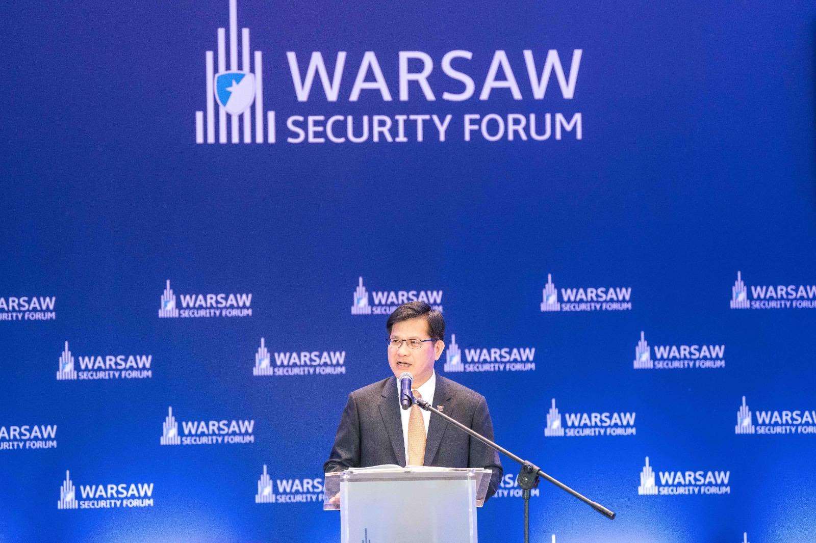 린쟈룽(林佳龍) 외교장관은 중화민국 외교부 장관으로는 처음으로 폴란드 바르샤바 안보 포럼(WSF)에서 공개 연설을 진행하였다.  - 사진: 외교부 제공 