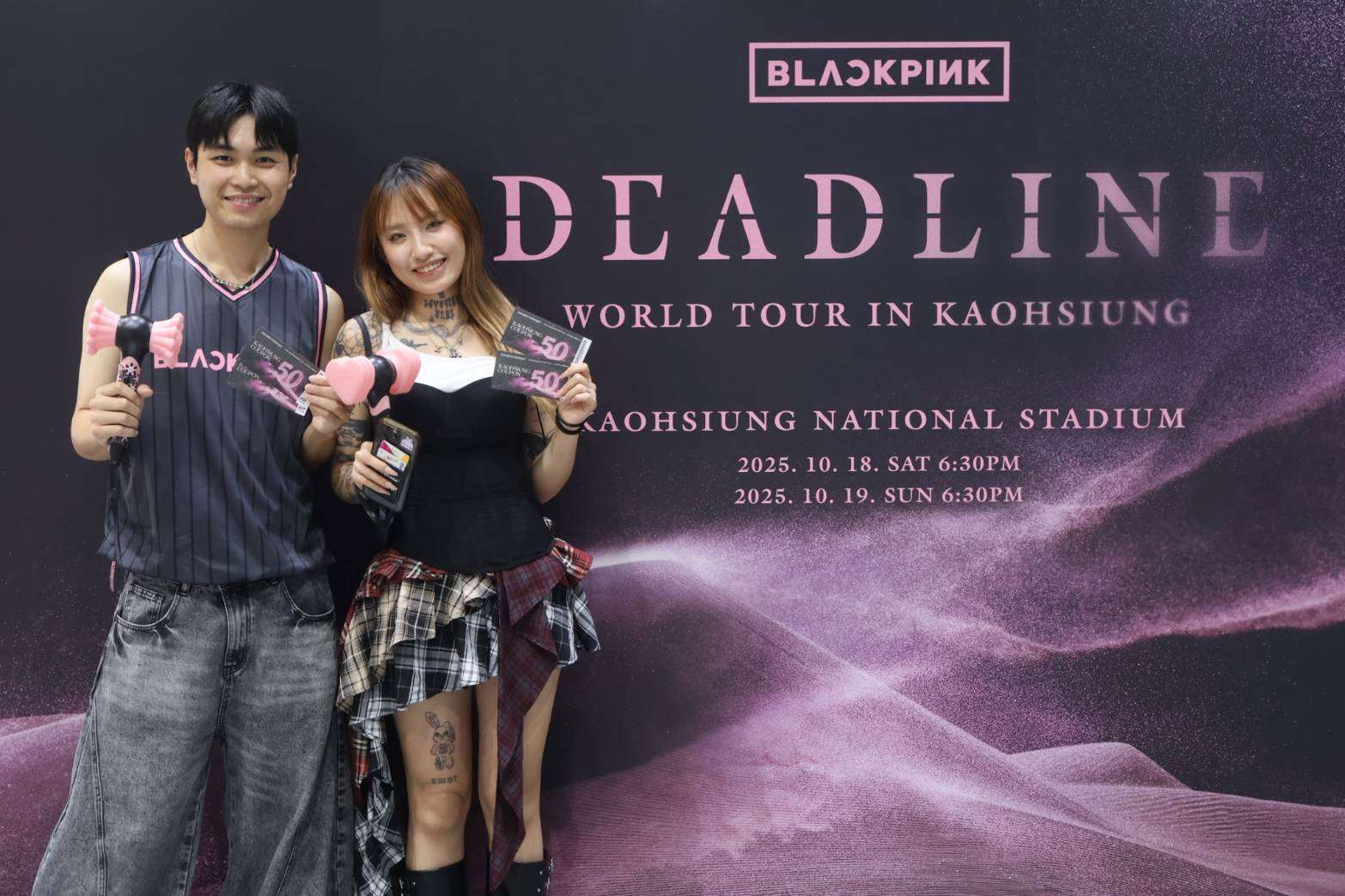 ▲블랙핑크 팬이 가오슝 지하철 줘잉역(左營站)에 마련된 포토존에서 기념사진을 찍고 있다. [사진 = 가오슝시정부 제공]