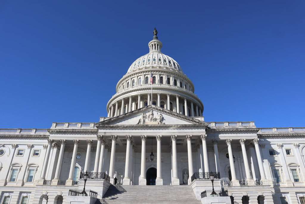 미국 연방 상원 외교위원회는 22일 구두 투표를 통해 17개 법안을 통과시켰으며, 그중 '호저법'을 포함해 4개 법안이 타이완과 관련되어 있다. 사진은 미국 국회의사당. - 사진: CNA
