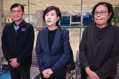 상호관세 담판에 나서 워싱턴DC에서 5라운드 담판을 마치고 10월1일 새벽에 귀국한 행정원 부원장 정리쥔(鄭麗君, 사진 중앙) 일행이  공항에서 언론 질문에 대답하고 있다. -사진: 중앙통신사