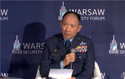  군복 차림으로 ‘바르샤바 안보 포럼(Warsaw Security Forum)’에 참석한 중화민국 국방부 정보참모차장 셰르성(謝日升) 중장 - 사진: YT/@WarsawSecurityForum
)