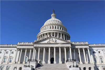미국 연방 상원 외교위원회는 22일 구두 투표를 통해 17개 법안을 통과시켰으며, 그중 '호저법'을 포함해 4개 법안이 타이완과 관련되어 있다. 사진은 미국 국회의사당. - 사진: CNA