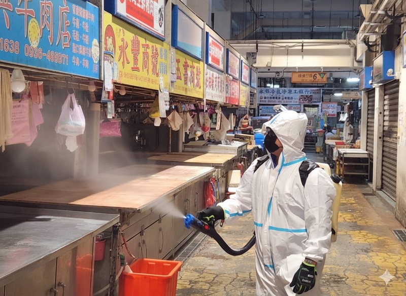 전국 돼지 도축 및 운송 금지령 해제를 앞두고 타이중시정부가 시장 소독을 진행하고 있다. - 사진: CNA