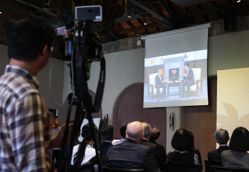 국립타이완대학교가 7일 개최한 제2회 ‘100대 공헌 업적 발표회’에서 지난 1년간 제작된 총통 동문 인터뷰 기록 영상을 공개했다. 영상에는 천수이볜, 마잉주, 차이잉원 전 총통과 라이칭더 현 총통이 각각 참여해 타이완대 재학 시절의 경험을 나누었다. - 사진: CNA