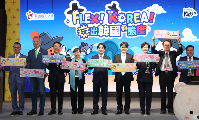 라이칭더 총통(가운데)이 7일 타이베이 난강전람관에서 열린 2025 ITF 타이베이국제관광전 개막식에 참석하고, 한국관 부스를 참관했다. - 사진: CNA