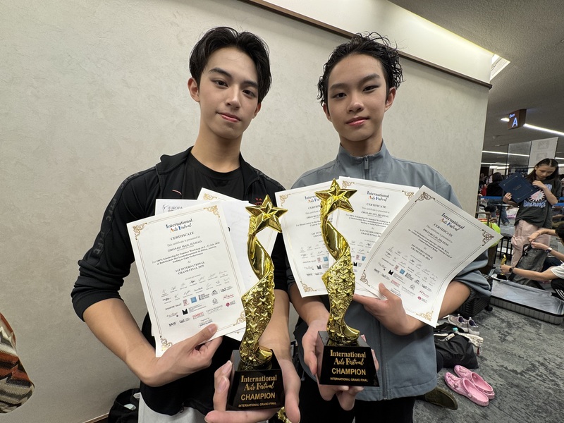 2025 국제아트페스티벌(International Arts Festival, IAF) 무용대회에서 타이완의 마오뤠이하오(毛睿顥, 좌) 선수와 린허펑(林禾豐, 우) 선수가 발레 솔로 15~17세 부문에서 최고 등급 수상인 ‘챔피언상(Champion)’을 수상했다. - 사진: CNA