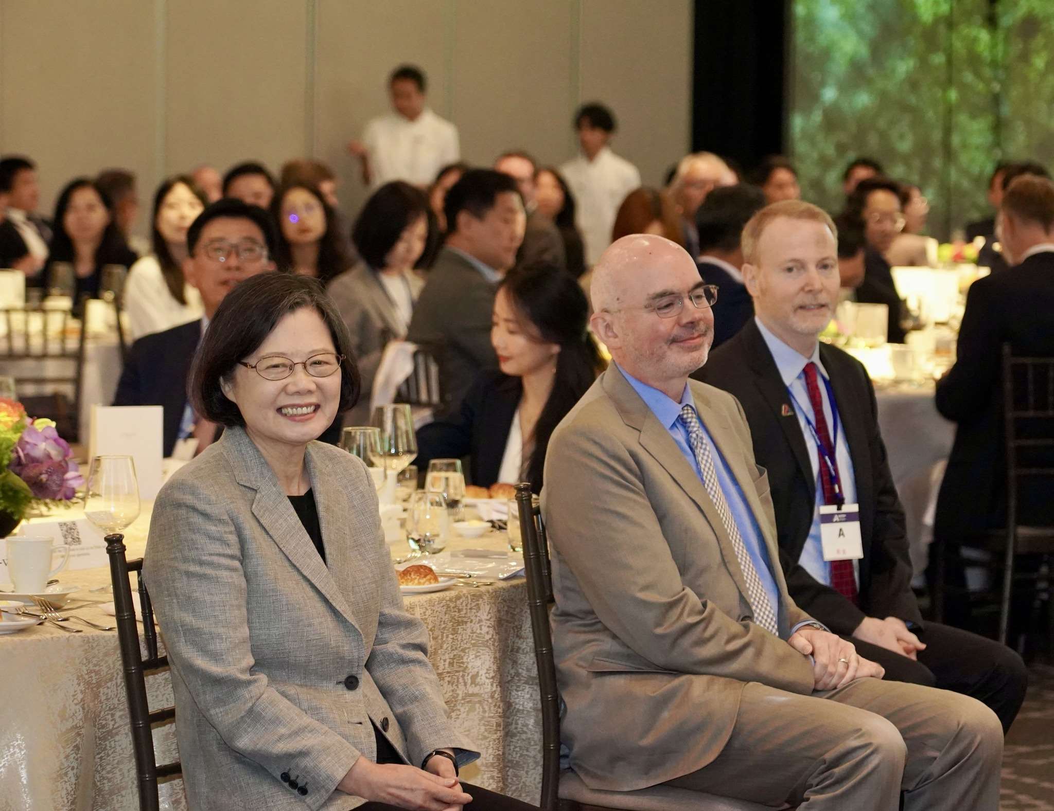 주타이완 미국상공회의소(台灣美國商會, AmCham Taiwan)는 18일 연례 총회를 개최했으며, 전 총통 차이잉원(蔡英文)과 미국재타이완협회(AIT) 처장 레이몬드 그린(Raymond Greene)을 초청했다.  - 사진: AIT 페이스북  