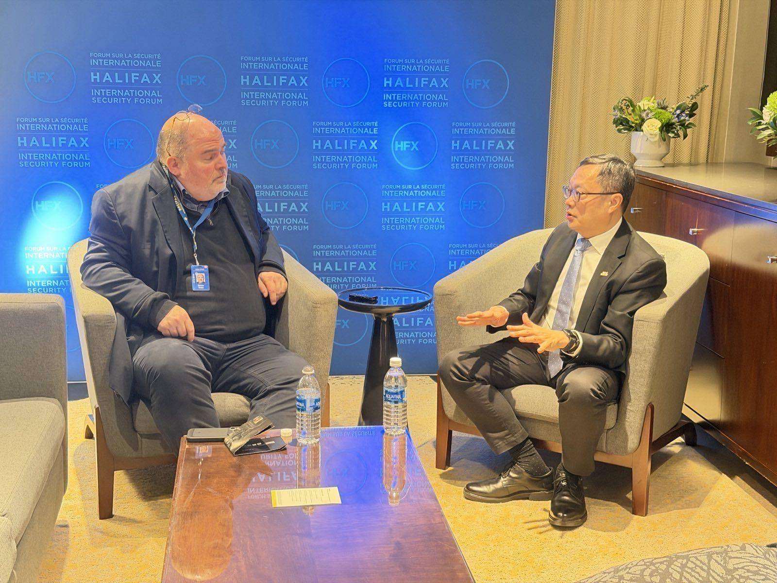 ▲천밍치 외교부 정무차장이 핼리팩스 국제안보포럼 행사장에서 스티븐 체이스(Steven Chase) 더 글로브 앤 메일 기자와 인터뷰하고 있다. [사진 = CAN DB]