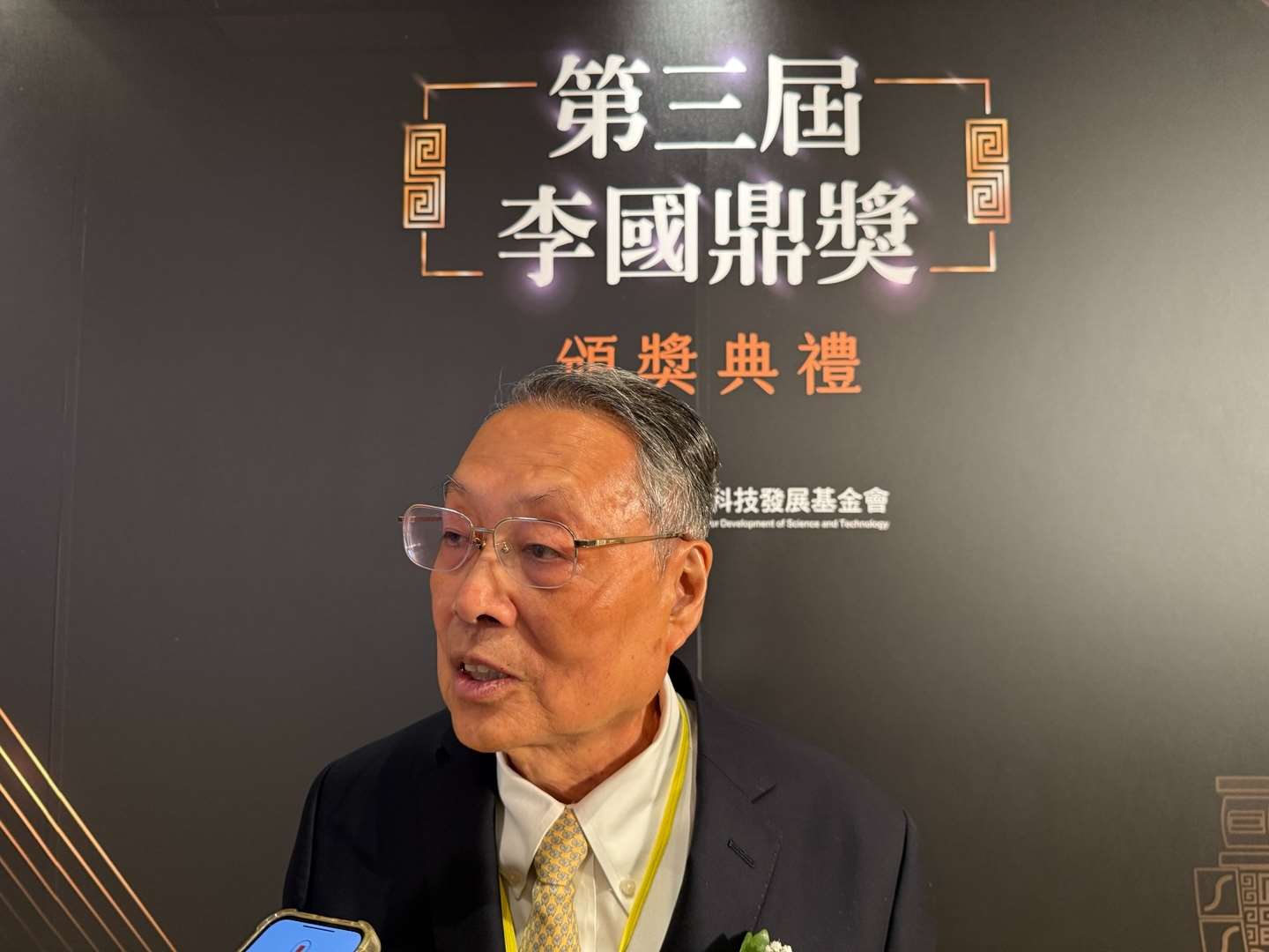 리궈딩(李國鼎)과학기술발전기금회(이사장: 왕보위안)에서 2023년부터 타이완 과학기술 분야 공로자들을 선출하여 시상하는 ‘리궈딩상’을 설립하였다. 올해(2025) 제3회 리궈딩상 시상식은 11월10일 타이베이에서 거행되었다. 제3회 수상자는 에이서(Acer) 그룹 창업자 스전룽(施振榮, 사진)과 최초로 반도체 기술을 타이완에 도입하여 국내 첫 번째와 두 번째 반도체 기업(UMC, TSMC) 창립을 성사시킨 공신이기도 한 전자기계(컴퓨터공학) 박사 스친타이(史欽泰)이다. 시상식에는 전 국방장관/전 국립타이완대학교 총장 순전(孫震)이 시상자로, 전 문화부 장관 룽잉타이(龍應台)는 기조연설을 통해 두 수상자를 이야기에 담아 소개하였다. -사진: 백조미jennifer pai