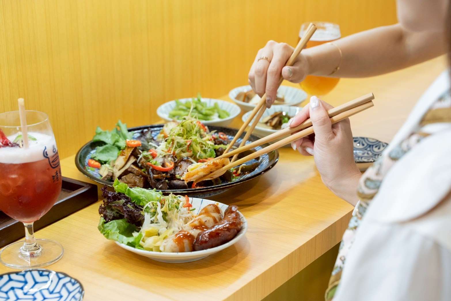 ▲아트 타이베이 2025에 공식 파트너로 참가한 Taiwan Bistro 자난 부스에서 판매된 다양한 재료를 간장 베이스의 소스에 오래 끓여 만든 루웨이(滷味)와 스페셜 드링크. [사진 = 타이완 비스트로 자난 제공]