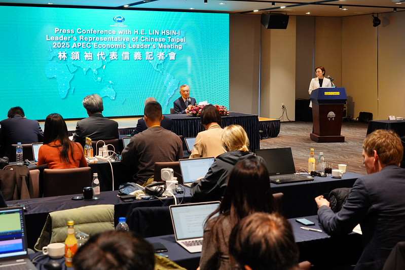 ▲린신이(林信義) 타이완 APEC 특사 겸 중화민국 총통부 자정이 지난 1일 경주 강동리조트에서 열린 내외신 기자간담회에서 발언하고 있다. [사진= 총통부 제공 ]
