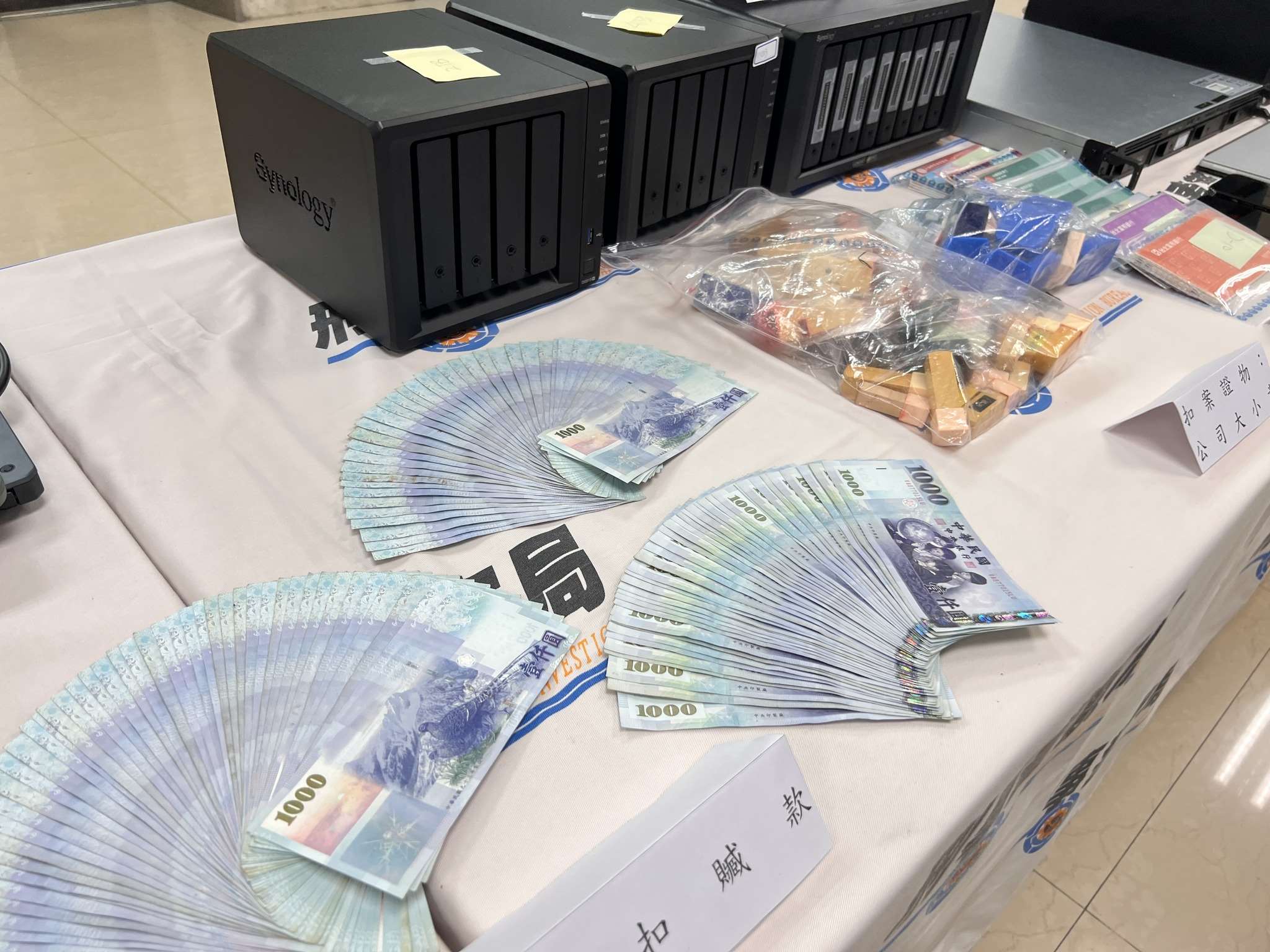 ▲지난 6일(목) 프린스 그룹 타이완 내 거점 적발 브리핑이 열린 타이베이 내정부 형사경찰국에 현금과 인감도장 등 압수물이 놓여 있다. [사진출처 = 형사경찰국 페이스북]
