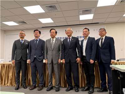 국책연구원은 지난 월요일(11월3일) ‘지정학적 신 정세’ 시리즈 좌담회에서 ‘시진핑과 트럼프의 회동 ㆍ아세안 정상회의에서`부터 경주 아시아태평양경제협력체 회의까지’를 주제로 두 세션으로 나누어 논문 발표와 토론을 진행하였다.  세션 1은 국립성공(成功)대학교 교수 왕홍런(王宏仁, 좌1) 국책연구원 집행장의 주재로, 주미 대사를 역임했던 가오숴타이(高碩泰, 좌4) 고급 고문, 타이완 주요 경제 싱크탱크 중화경제연구원 롄셴밍(連賢明, 좌2) 원장 등이 발제자로, 중앙연구원 구미연구소 린정이(林正義, 우1) 연구원이 토론자로 진행하였다. 좌3은 국책연구원 티엔홍마오(田弘茂) 이사장 겸 원장, 우2는 궈위런(郭育仁, 좌4) 국책연구원 부원장이다.  (2025.11.03. 국책연구원 좌담회 현장) -사진: jennifer pai 백조미