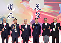 라이칭더(賴清德, 좌3) 총통은 11월5일 타이완 ‘중국생산력센터 (CPC) 설립 70주년 기념 포럼' 개막식에서 축사를 진행했다. 이 자리에는 CPC 이사장 쉬성슝(許勝雄, 좌4), 경제부 차관 라이졘신(賴建信, 우2), 전국공업총회 이사장 판쥔룽(潘俊榮, 우1), 푸린(福琳)상공업발전재단 이사장 황쿤밍(黃坤明, 좌2) 타이신신광 파이낸셜홀딩스 이사장 우동량(吳東亮, 좌1) 등이 귀빈으로 참석했다.-사진: 중앙사