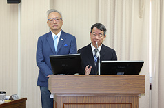 외교부 정무차관 우즈중(吳志中, 좌), 국가안전국 부국장 장위안빈(張元斌, 우)이 오늘(11/24) 입법원 외교.국방위원회에 출석하여 보고를 진행했다. -사진: 중앙통신사