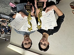 2025 국제아트페스티벌(International Arts Festival, IAF) 무용대회에서 타이완의 마오뤠이하오(毛睿顥, 좌) 선수와 린허펑(林禾豐, 우) 선수가 발레 솔로 15~17세 부문에서 최고 등급 수상인 ‘챔피언상(Champion)’을 수상했다. - 사진: CNA