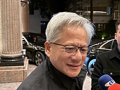 젠슨 황 엔비디아 CEO가 27일 타이베이에 모습을 드러냈다. 황 CEO는 저녁에 호텔로 돌아오는 길에 짧게 인터뷰를 통해 "오늘 하루가 매우 피곤했다”고 밝혔다. - 사진: CNA

