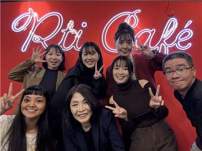 Rti한국어방송 부활 5주년 특집 라이브방송이 11월29일 (타이베이시간) 오후 5시~6시5분까지 진행되었다. 사진은 이날 라이브방송 제작 진행에 참여한 스태프들. 뒷줄 좌로부터 아나운서 안우산, 아나운서 진옥순, 아나운서 손전홍, 앞줄 좌로부터 녹음 오의선, 팀장 백조미, 어시스 왕이전, 카메라 이유림. -사진: Rti한국어방송