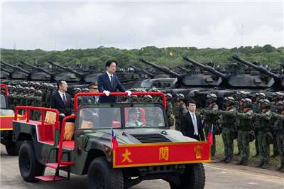 ▲라이칭더 총통이 10월 31일 후커우 국가 열병장에서 열린 육군 기갑 제584여단 제3연합중대 M1A2T전차 대대 창설식에서 열병 차량에 탑승해 사열하고 있다. [사진 = 총통부 제공]