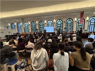 국립타이완대학교 한국동문회 발대식이 11/1 대만대 교사관(학교역사관)에서 열렸다. 이 자리에는 대만대 국제사무처 리쥔하오(李君浩) 부국제장, 학생사무처 차이페이쉐(蔡沛學) 부학무장, 류닝(劉寧) 교우(동문회)센터장, 학무처 교생(화교)ㆍ중국적 보도조(지도ㆍ상담과) 자오징팅(趙靜婷) 조장 등 대만대 관계자를 비롯하여 주타이베이한국대표부 경제문화과 김우혁 과장, 코트라 타이베이무역관 김수진 과장, (사)세계한인무역협회 김규일 명예회장, 재대만 중화민국한인회 이수정 회장, 재대만한인경제인연합회 이명현 부회장, 대한(臺韓)로터리 오잠속 창립회장 등 타이완 내 한국 기관단체 관계자들이 귀빈 신분으로 참석하였다. (2025.11.01. 국립타이완대학교 학교역사관) -사진: jennifer pai 백조미