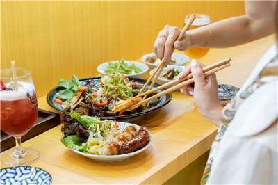 ▲아트 타이베이 2025에 공식 파트너로 참가한 Taiwan Bistro 자난 부스에서 판매된 다양한 재료를 간장 베이스의 소스에 오래 끓여 만든 루웨이(滷味)와 스페셜 드링크. [사진 = 타이완 비스트로 자난 제공]