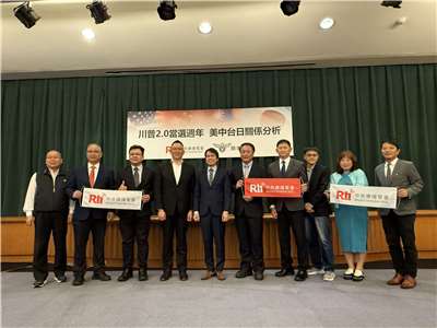 타이완의 소리 Rti는 사립 카이난(開南)대학교와 공동으로 11월5일(수) ‘트럼프 2.0 당선 1주년, 미ㆍ중ㆍ臺ㆍ일 관계 분석’을 주제로 한 좌담회를 개최했다. 해협교류기금회 리바오원(黎寶文, 좌5) 부사무총장은 특강에서 중공이 타이완을 순수 무력으로 통일하겠다는 건 극히 어려우며, 현재 중공의 봉쇄와 인지작전은 더 위험한 도전이라고 지적했다. (2025.11.05.  Rti본사 국제홀). --사진: jennifer pai 백조미