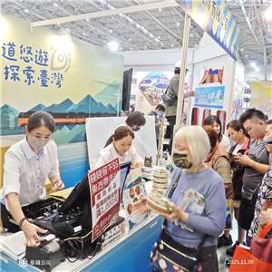 ▲2025 ITF를 찾은 한 소비자가 국영타이완철로공사 홍보부스에서 도시락을 구매하고 있다.[사진출처 =  타이완철로공사 페이스북]