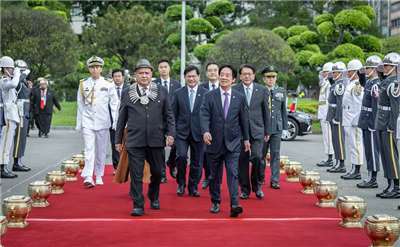 라이칭더(賴清德, 우) 총통은 오늘(18일) 오전, 대표단을 이끌고 타이완을 방문한 투발루의 테오 페레티(Feleti Teo, 좌) 총리를 군례로 정중히 영접했다. - 사진: 총통부 제공 