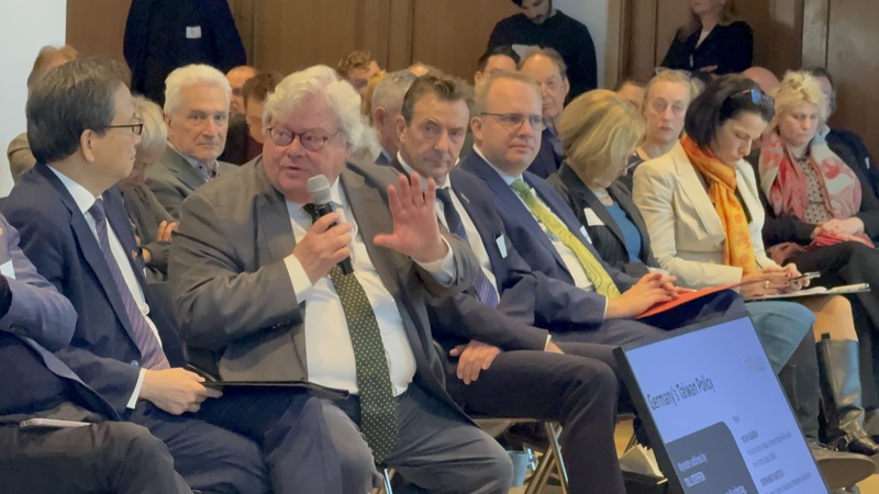 제4회 베를린 타이완 회의가 4일 막을 올렸다. 이번 회의에는 타이완-독일 및 타이완-유럽 협력과 관련된 논의가 포함되며, 주제는 해마다 더욱 폭넓지고 있다.  전 세계에서 모인 학자들이 참여해 무대 위와 관객석에서 활발한 교류가 이어졌다.- 사진: CNA