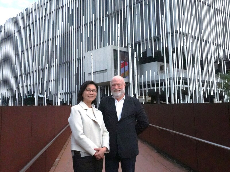 라이샹링(賴香伶, 좌) 신베이시립미술관 관장과 한 네프켄스 재단의 창립자 한 네프켄스(Han Nefkens, 우)가 신베이시립미술관 앞에서 기념촬영을 하고 있다. - 사진: CNA