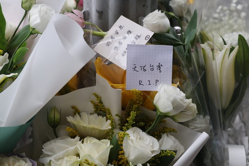 12월19일 발생한 무차별 공격사건으로 희생된 고인의 명복을 빌며, 12월20일 사건 현장을 찾아 헌화하는 시민의 발길이 이어지고 있다. -사진: 중앙사